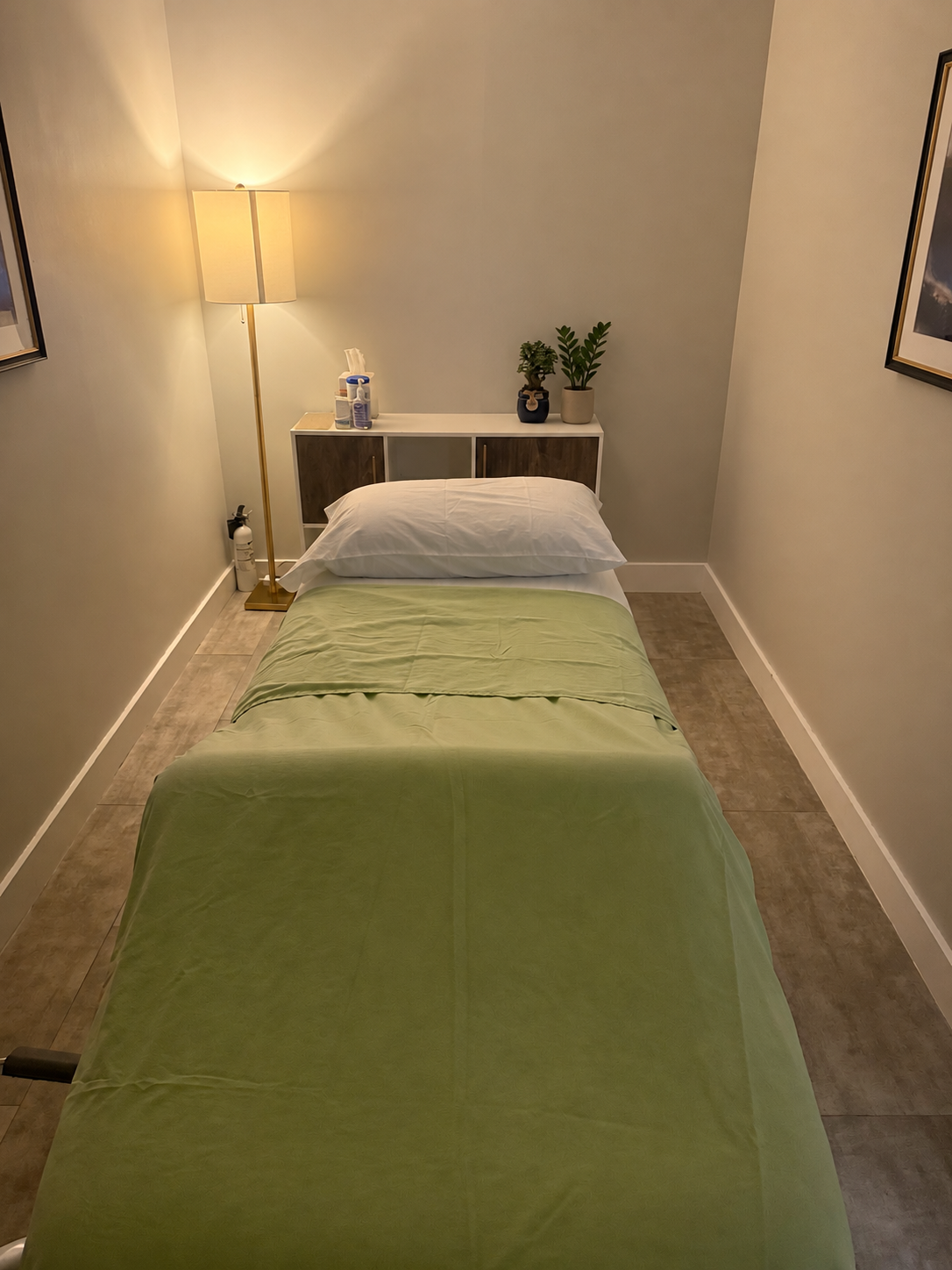 Acupuncture treatment room at 805 E Broward Blvd in downtown Fort Lauderdale